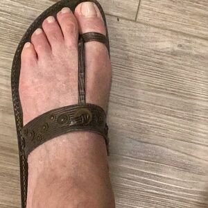 Cole Haan Brn Leather t-strap thongs with Gold Metallic Leather lining.